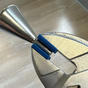 Инструмент (щипцы) для сопел